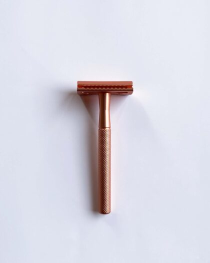 Safety razor with replacement blades